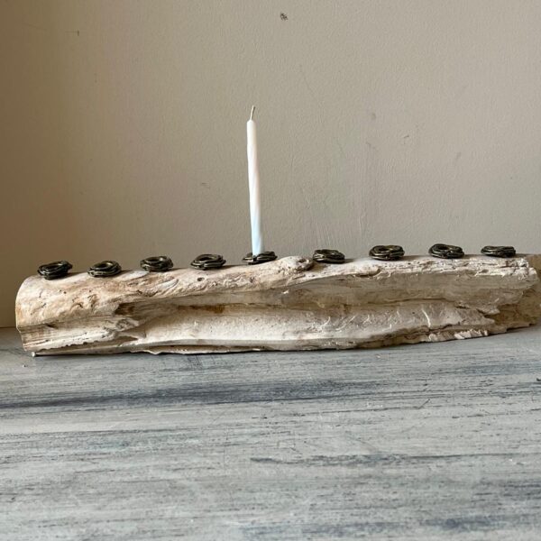 חנוכיית בטון מעוצבת